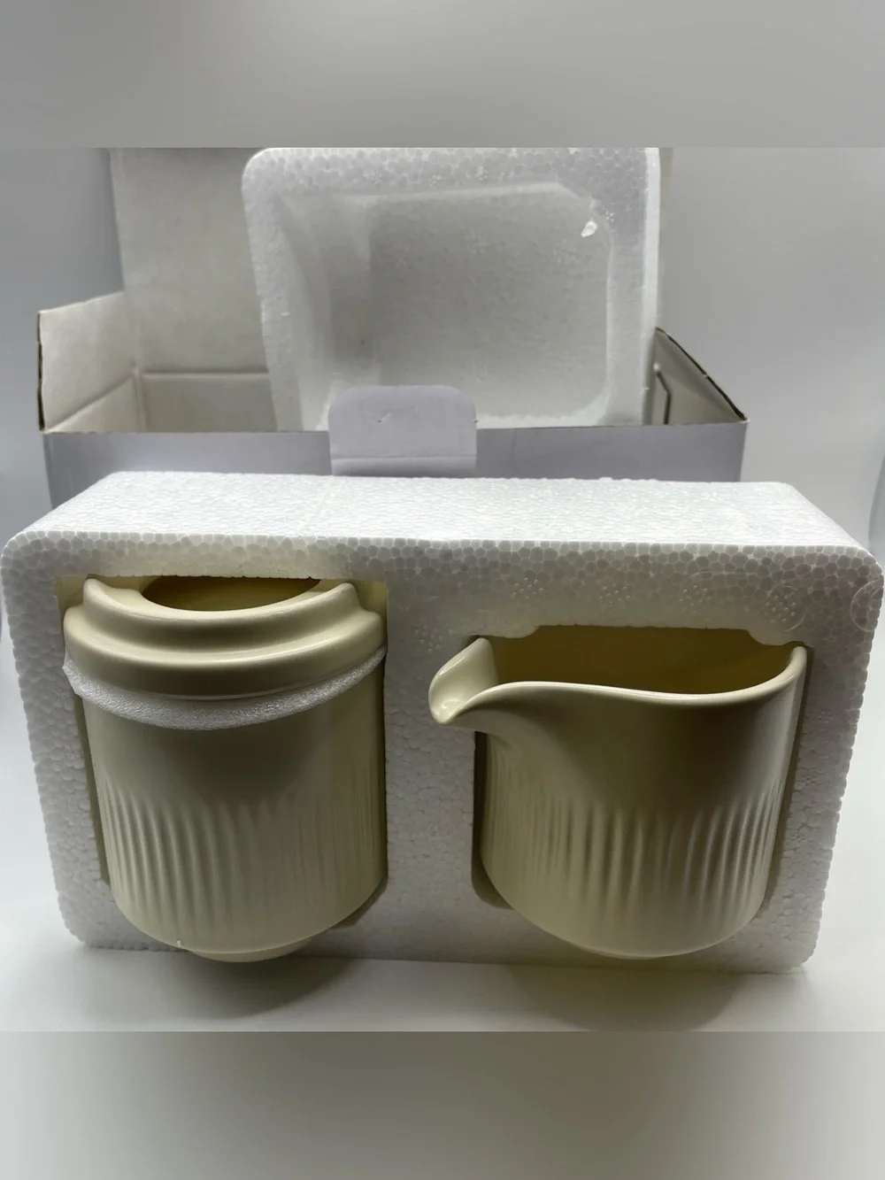 Magenta cream ceramic